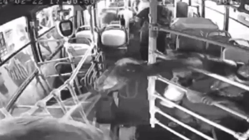 VÍDEO: mulher tenta atear fogo no ex-marido em ônibus de Campinas