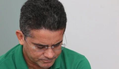 VÍDEO: David chora miséria e justifica viagem de jatinho ao Caribe: ‘Me divertir um pouco’