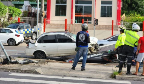 Carro atinge poste na Avenida Noel Nutels e causa lentidão no trânsito
