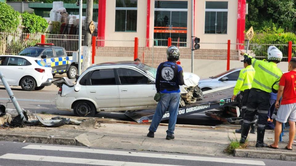 Carro atinge poste na Avenida Noel Nutels e causa lentidão no trânsito