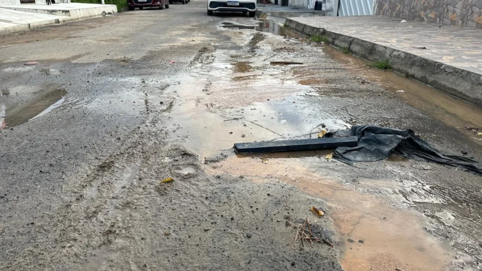 Moradores do bairro Cidade Nova denunciam abandono de obra por concessionária de água