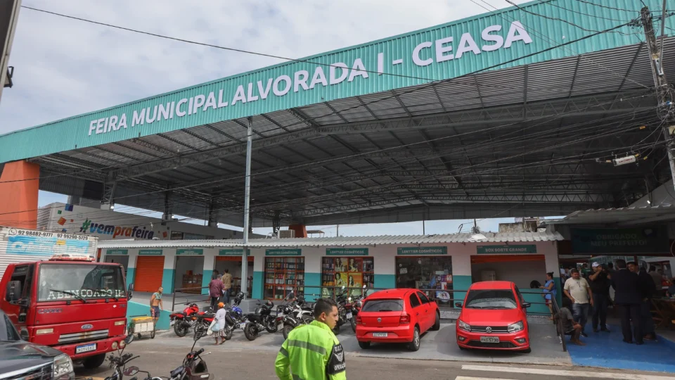 Governo do Amazonas e Prefeitura de Manaus entregam feira do Alvorada I revitalizada