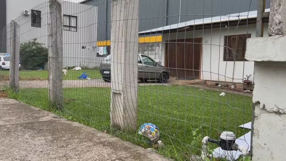 Adolescente de 12 anos é morto a tiros dentro de casa