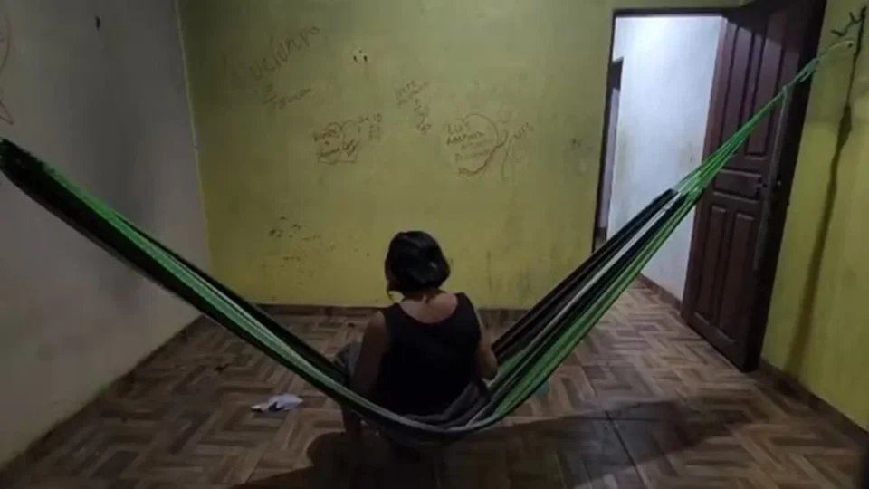 PM resgata mulher acorrentada pela família por duas décadas no Pará