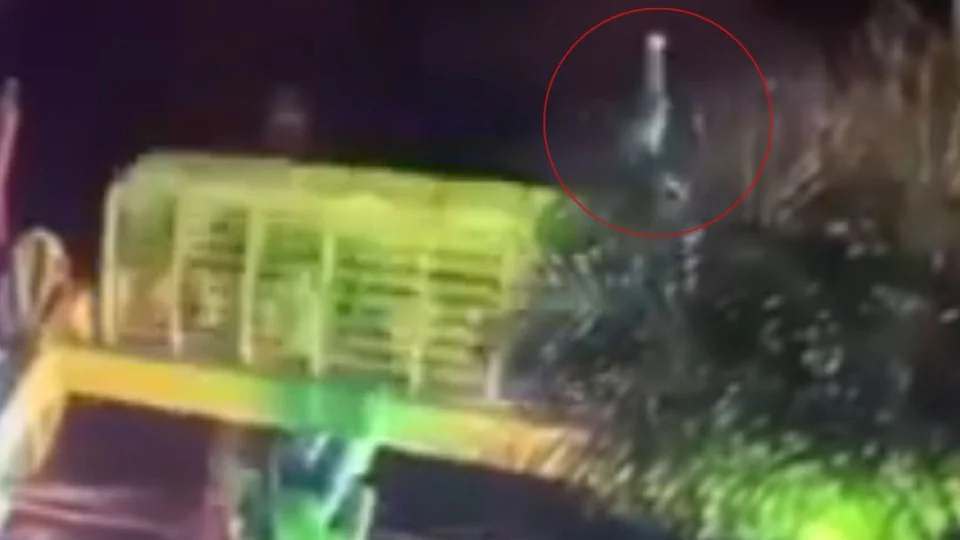 VEJA VÍDEO: ‘gaiola’ de brinquedo se abre e adolescente é arremessada em parque