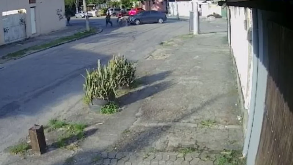 VEJA VÍDEO: homem engana ex-mulher e tenta matá-la atropelada duas vezes