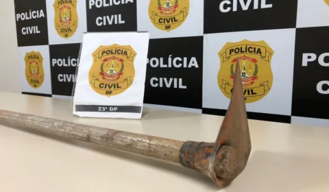 Homem briga com companheira e ataca enteado com golpes de enxada