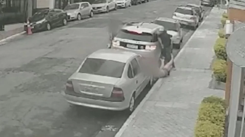 Veja Vídeo: criminoso derruba vítima com filha no colo durante assalto