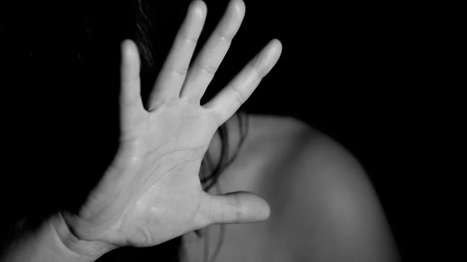 Mulher que denunciou PMs por estupro cita proposta de R$ 30 mil por silêncio