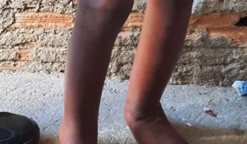 Menino encontrado acorrentado em barril em 2021 é adotado