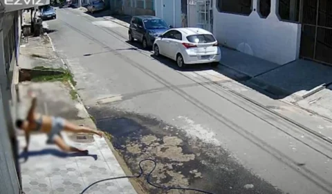 VEJA VÍDEO: mulher cai enquanto limpava calçada, bate cabeça e fica desacordada