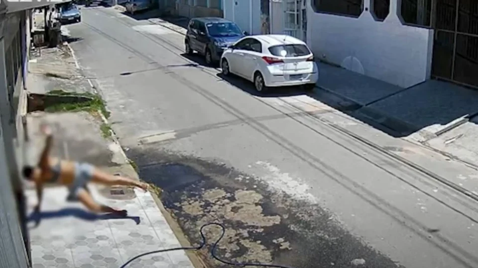 VEJA VÍDEO: mulher cai enquanto limpava calçada, bate cabeça e fica desacordada