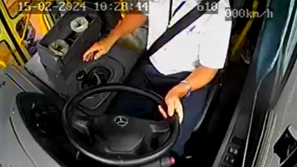 Veja Vídeo: homem quebra vidro de ônibus, ameaça e retira esposa do veículo