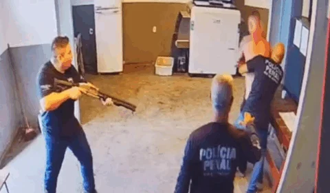 VEJA VÍDEO: policial é contido por colegas ao tentar entrar com droga em presídio