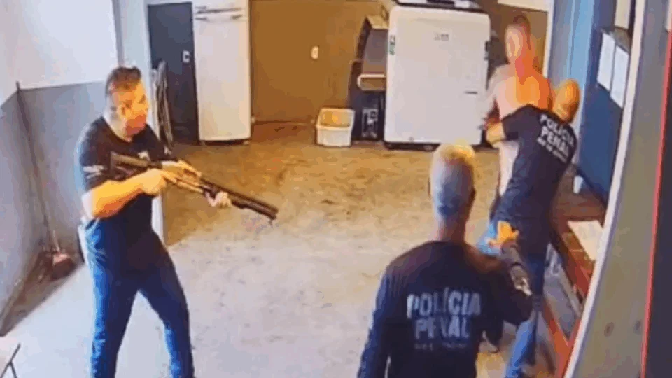 VEJA VÍDEO: policial é contido por colegas ao tentar entrar com droga em presídio