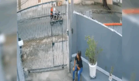 VEJA VÍDEO: mulher desconfia de dois homens em uma moto e escapa de possível assalto