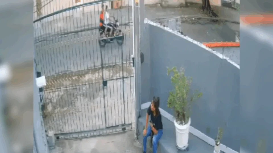 VEJA VÍDEO: mulher desconfia de dois homens em uma moto e escapa de possível assalto