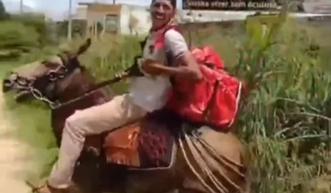 VEJA VÍDEO: entregador trabalha montado em burro após perder moto em blitz