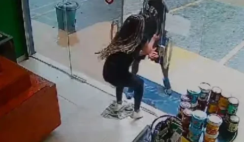 VEJA VÍDEO: mulher recupera celular após entrar em confronto com ladrão