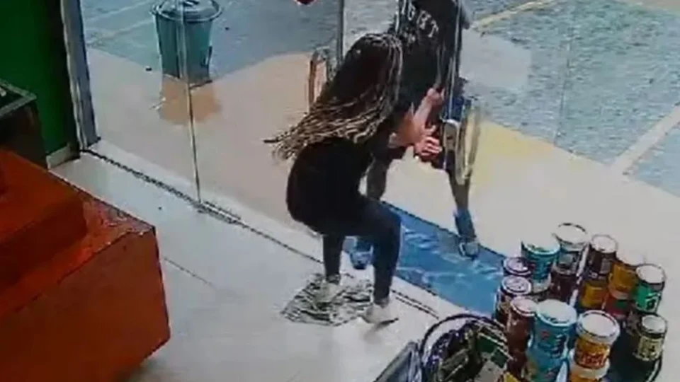 VEJA VÍDEO: mulher recupera celular após entrar em confronto com ladrão