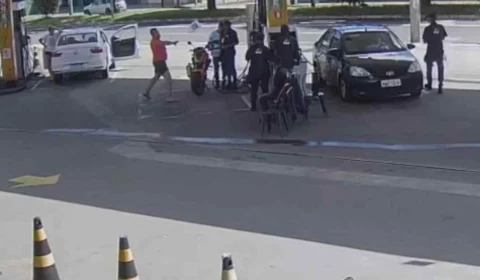 VEJA VÍDEO: Frentista apanha de cliente após negar encher galão de amaciante com gasolina