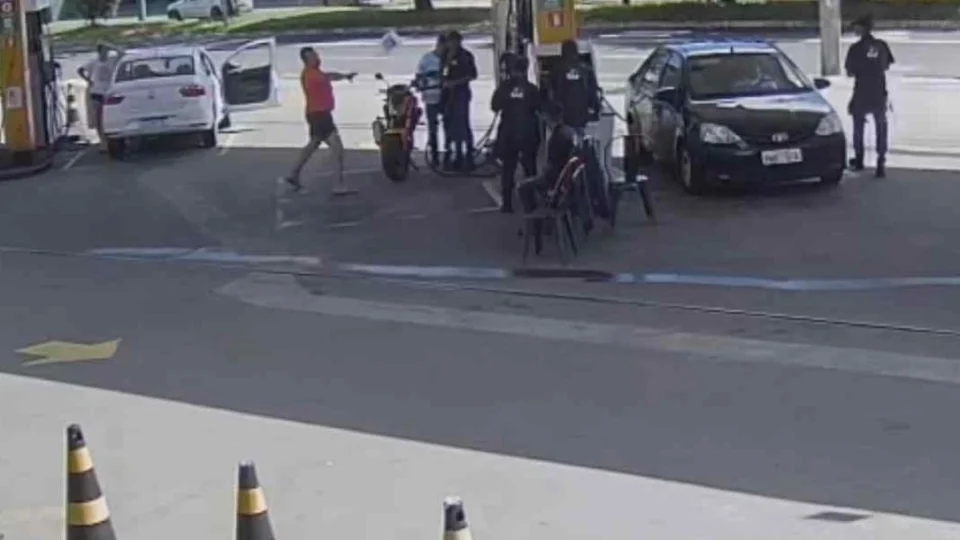 VEJA VÍDEO: Frentista apanha de cliente após negar encher galão de amaciante com gasolina