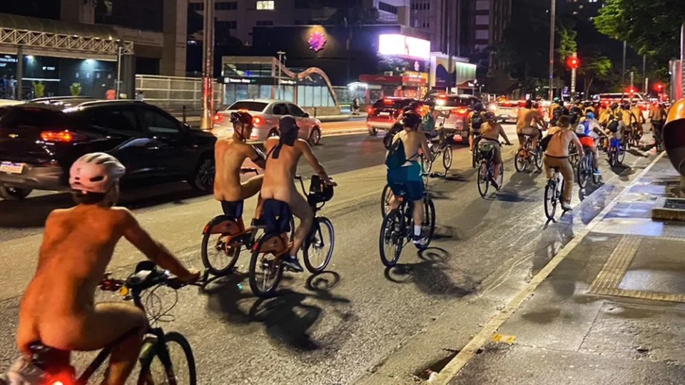 Pedalada Pelada: ciclistas nus fazem manifestação na Avenida Paulista e pedem mais amor, menos motor
