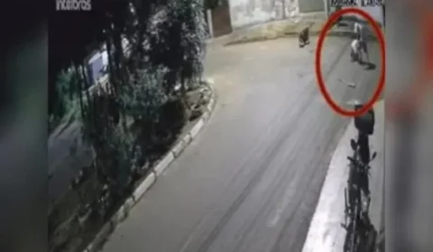 Vídeo mostra homem batendo em idoso com pedaço de pau