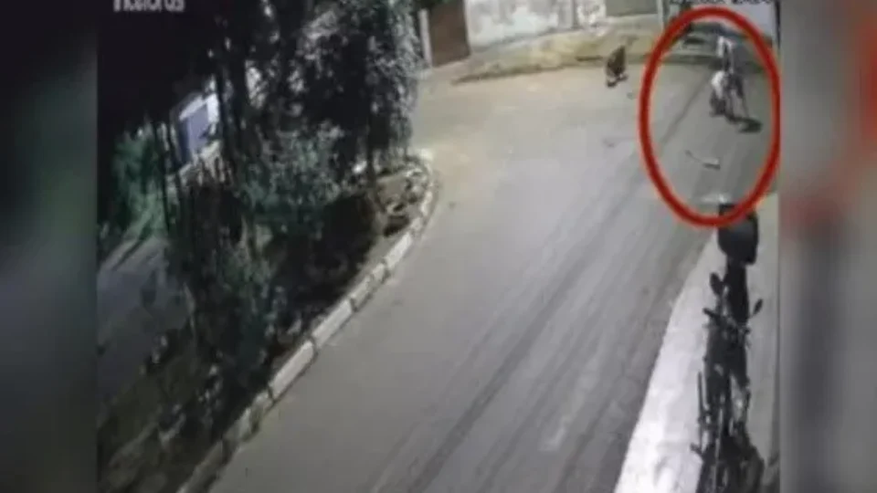 Vídeo mostra homem batendo em idoso com pedaço de pau