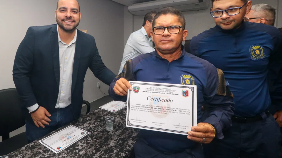 Secretário Municipal de Segurança, Alberto Neto, entrega certificados aos GCMs formados na ROCAM