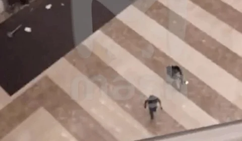 VEJA: Velas em memória das vítimas do ataque terrorista na prefeitura de Crocus foram acesas no Ginásio da escola Nº1 em Beslan