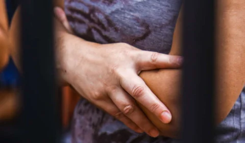 Mulher tem costelas quebradas após ser espancada por marido e cunhado