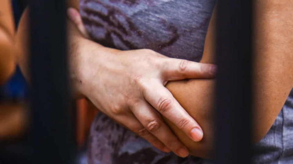 Mulher tem costelas quebradas após ser espancada por marido e cunhado