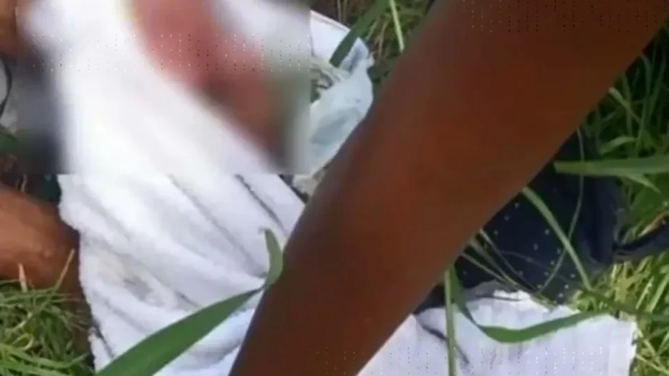 Bebê é encontrada em matagal e pais embriagados acabam na delegacia