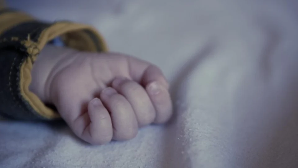 Bebê de 1 ano é deixado em ‘boca de fumo’ por dívida de droga de R$150