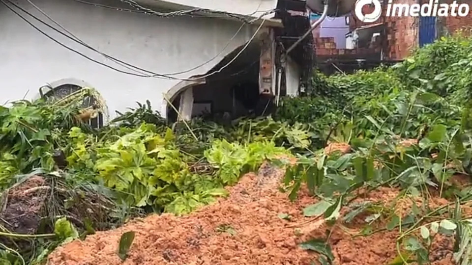 Casa desaba durante forte chuva no Redenção