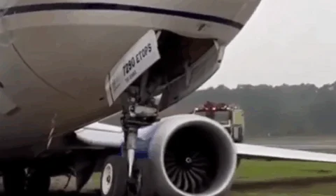 VEJA: Piloto erra manobra e avião encalha na beira da pista