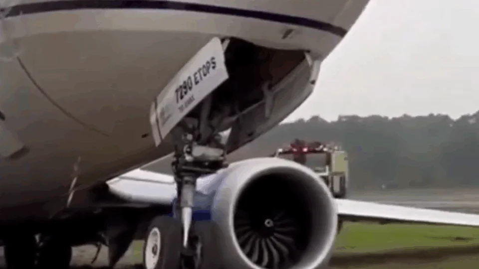 VEJA: Piloto erra manobra e avião encalha na beira da pista