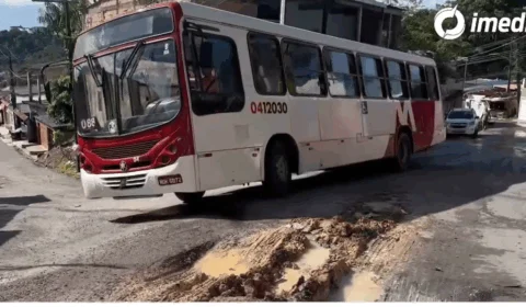 Moradores do bairro Grande Vitória reclamam de cratera deixada por Concessionária de Água