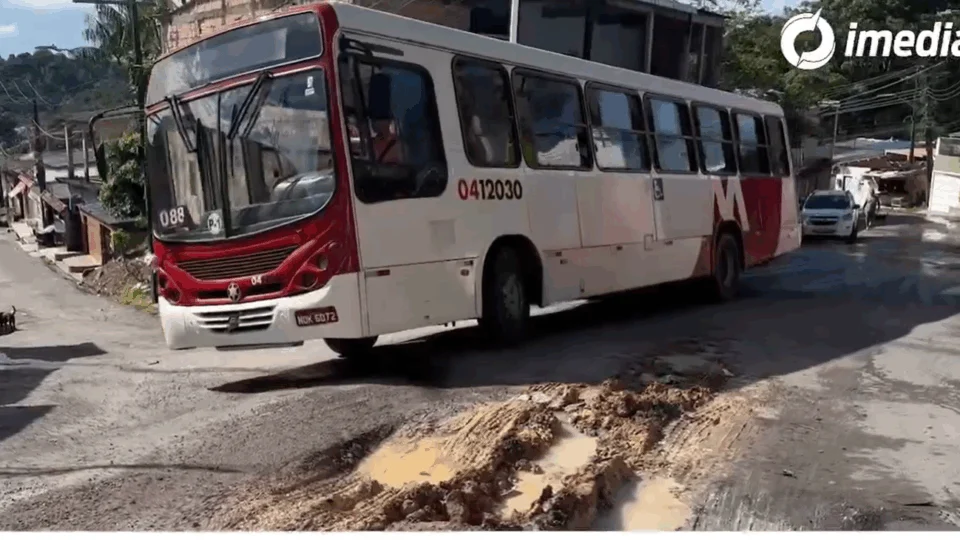 Moradores do bairro Grande Vitória reclamam de cratera deixada por Concessionária de Água