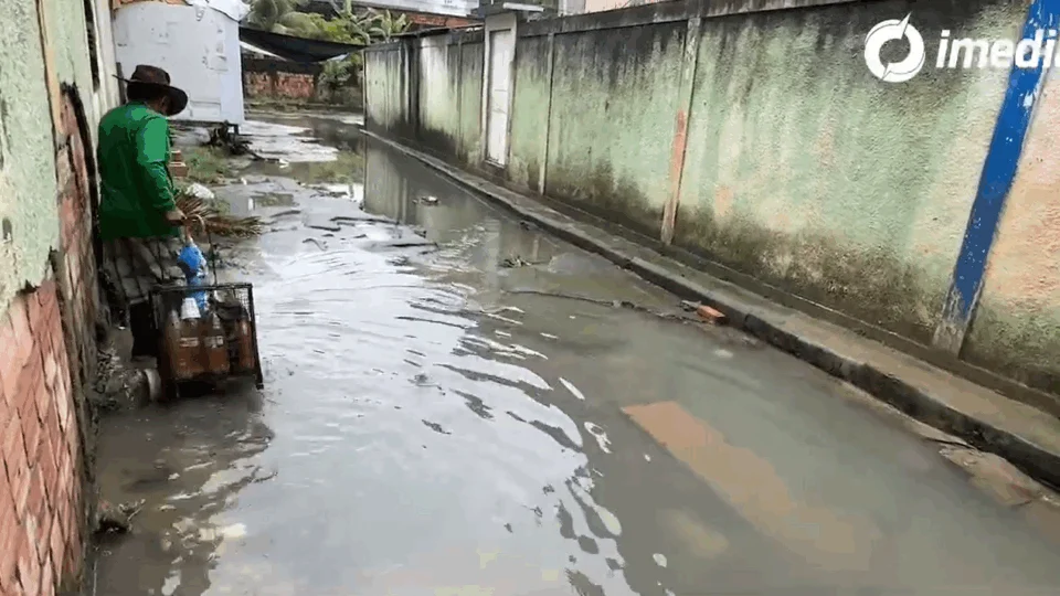 Moradores do bairro Praça 14 pedem ajuda para conter prejuízos causados por alagamentos