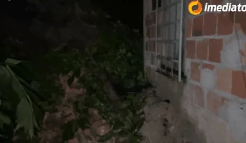 “Disseram que ajuda só vem amanhã”, diz moradores com medo de deslizamento de terra durante a madrugada
