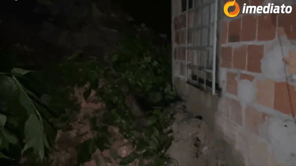 “Disseram que ajuda só vem amanhã”, diz moradores com medo de deslizamento de terra durante a madrugada