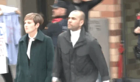 Daniel Alves, condenado por estupro na Espanha, está oficialmente livre da cadeia