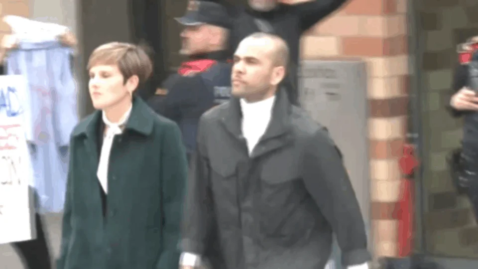 Daniel Alves, condenado por estupro na Espanha, está oficialmente livre da cadeia