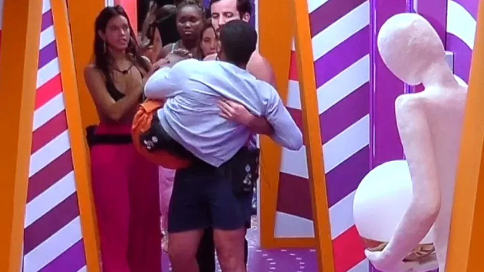 BBB 24: Davi passa mal e precisa ser carregado pelos brothers