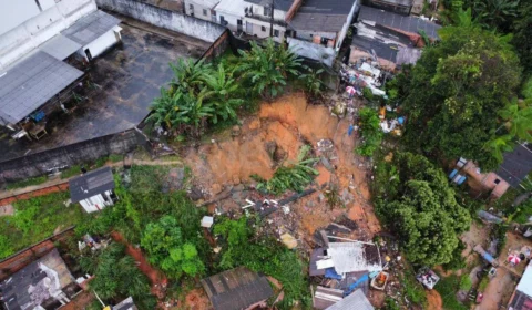 Moradores perdem casa em deslizamento de terra no Redenção 