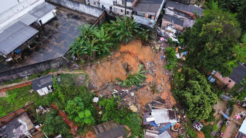 Moradores perdem casa em deslizamento de terra no Redenção 