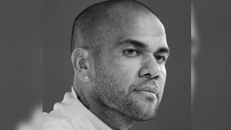 Daniel Alves não consegue dinheiro para pagar fiança e seguirá preso pelo menos até segunda-feira