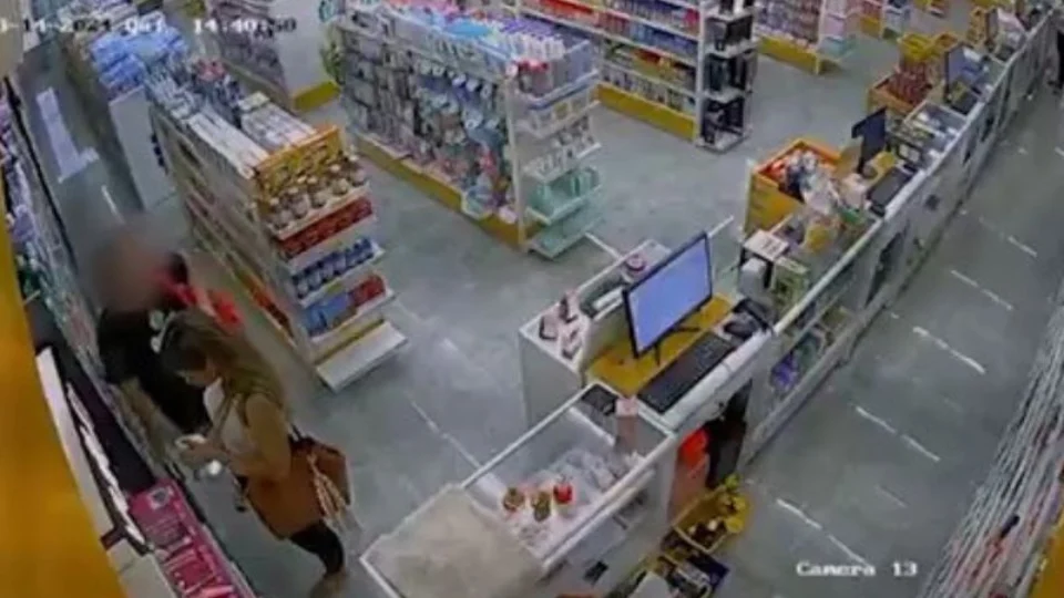 Veja Vídeo: influenciadora é flagrada furtando farmácias e vai em cana